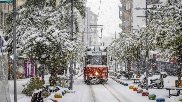 <p>İstanbul Valisi Davut Gül, Meteoroloji'nin açıklamasını paylaşarak İstanbulluları olumsuz durumlara karşı uyararak 'dikkat' uyarısında bulundu.</p>
