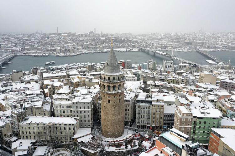 <p>Marmara Denizi'nde yarın öğle saatlerinden itibaren etkili olması beklenen fırtınaya karşı İstanbul ve Kocaeli Valiliklerinden peş peşe uyarılar geldi. <br />
 <br />
İstanbul Valiliği tarafından yapılan açıklamada, Meteoroloji Genel Müdürlüğü'nün değerlendirmelerine göre, Marmara Denizi'nde rüzgarın yarın öğle saatlerinden itibaren güney ve güneybatı yönlerden 6 ila 8 kuvvetinde (50-75 km/saat) fırtına şeklinde eseceğinin tahmin edildiği aktarıldı.</p>
