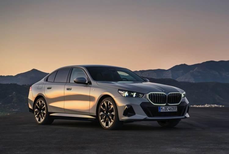 <p>Yeni BMW i5 eDrive40 M Sport Otomatik 218 bg-</p>
<p>3.876.100 TL</p>