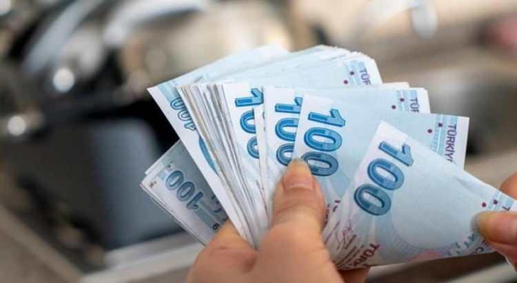 <p>Geçen yıl Temmuz'da memur maaşlarına 7 bin 77 lira seyyanen zam yapılırken bu tutar en yüksek devlet memuru ikramiyesine yansımadı. Bu yıl da kıdem tazminatı tavanı hesabında seyyanen zam dikkat alınmayacak.</p>