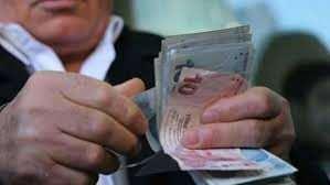 <p><strong>REFAH PAYI İÇİN DÜĞMEYE BASILDI</strong></p>
<p><br />
Mevcut tabloya göre Emekli Sandığı emeklileri ile SSK, Bağ-Kur emeklileri arasında 11.68 puanlık bir zam farkı oluştu. 6 aylık enflasyonun açıklanmasıyla birlikte yüzde 37.57 zam alan SSK, Bağ-Kur emeklisine refah payı eklenmesi için çalışma başlatıldı.</p>