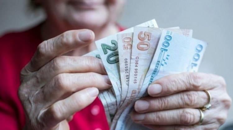 <p> Memur zammıyla birlikte sosyal güvencesi olmayan 65 yaş üstü vatandaşlara ödenen aylık 2 bin 348 liradan 3 bin 504 liraya çıktı. Geçen yılın ikinci yarısında kişi başına düşen geliri 3 bin 800 lira olan yaşlılık aylığı alabiliyordu. Bu yıl ise asgari ücretteki artışla net geliri 5 bin 667 liranın altında olanlar (asgari ücretin üçte biri) olanlar 65 yaş aylığı alabilecek.</p>