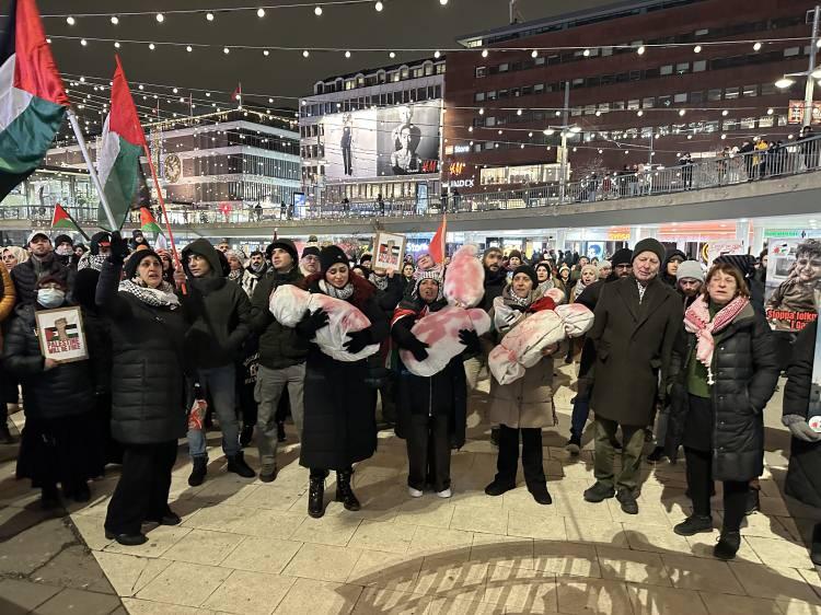 <p>İsveç'in başkenti Stockholm'de Gazze halkıyla dayanışma için yılbaşı kutlamasını iptal eden yüzlerce kişi, Filistin'e destek gösterisi gerçekleştirdi.</p>

<p> </p>
