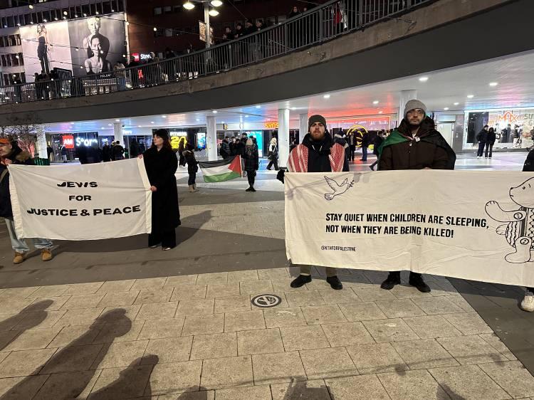 <p>Göstericiler, "Özgür Filistin, özgür Gazze", "Soykırımı durdurun" ve "İsrail'e boykot" yazılı pankartlar taşıdı.</p>
