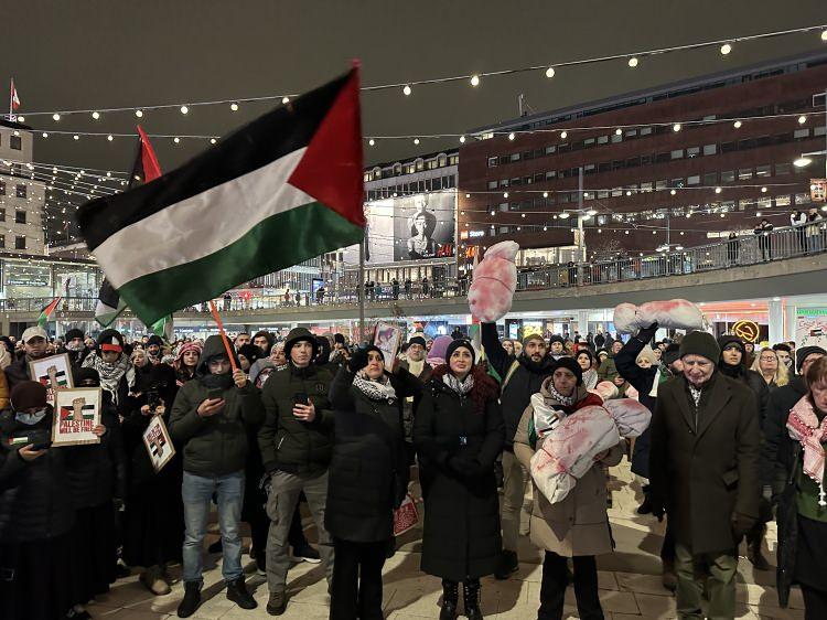 <p>Gazze'ye saldırıların derhal durdurulması çağrısında bulunan göstericiler, "Özgür Filistin", "İşgale son", ''Katil İsrail'' şeklinde slogan attı.</p>
