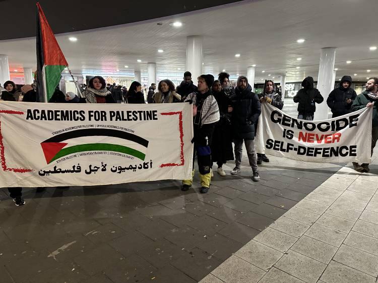 <p>İsveç ve ABD'nin İsrail'e verdiği desteğe tepki gösteren protestocular, iki ülkenin, İsrail'in işlediği savaş suçlarına ortak olduğunu savundu.</p>