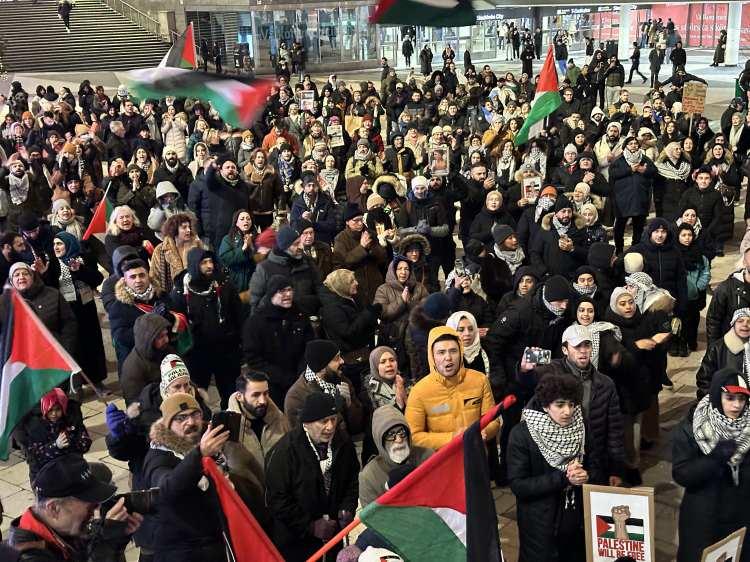 <p>Grup adına yapılan konuşmada ise İsrail'in çocuk, kadın ve gazetecilere yaptığı katliamdan dolayı yılbaşı kutlamadıklarını bunun yerine Filistin halkının sesini duyurmaya çalıştıkları belirtildi.</p>