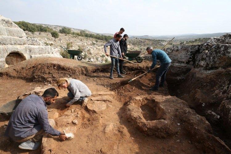 <p><strong>Diyarbakır'ın Kulp ilçesinde Müze Müdürlüğünce bölgede 2021'de başlatılan arkeolojik kazılar 15'i uzman, 35 kişilik bir ekiple sürüyor.</strong></p>

<p> </p>
