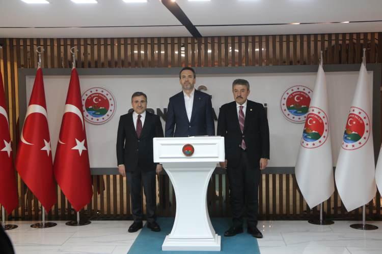 <p>Temaslarının ardından Bakan Bayraktar, beraberindeki Bakan Yardımcıları Ahmet Berat Çonkar, Zafer Demircan, Vali Cevdet Atay, Maden ve Petrol İşleri Genel Müdürü Arslan Narin, Turkish Petroleum International Company (TPIC) Genel Müdürü Halim Çakmak, Türkiye Petrolleri Anonim Ortaklığı (TPAO) Yönetim Kurulu üyesi Muhammet Faruk Aykur, İl Jandarma Komutanı Tümgeneral Murat Bulut, İl Emniyet Müdürü Cemal Dalman ve AK Parti Milletvekili Arslan Tatar ile Şehit Esma Çevik Üretim İstasyonunu ziyaret ederek, çalışmalar hakkında bilgi aldı. Bakan Bayraktar ve beraberindekiler, daha sonra Şehit Esma Çevik Seç-26 No’lu sondaj kulesini ziyaret etti.</p>