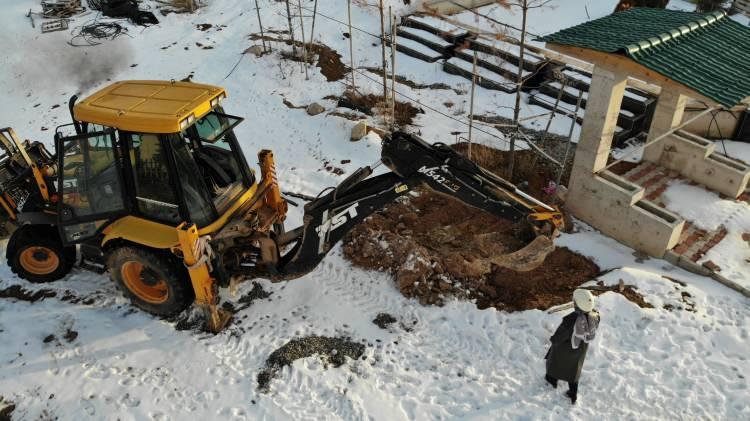 <p>Yazıcıoğlu, “Şantiyemizde su kanalı çalışmaları yaparken, kepçe kullanırken enteresan bir taş fark ettik. Bu taşın tam bir kalbe benzeyen bir şekli vardı ve bizi oldukça meraklandırdı. Doğal mı yoksa yapay mı olduğunu anlamak için inceleme fırsatı bulduk ve uzmanlardan görüş aldık. Mıknatıs testi sonucunda, taşın damar kısımlarında mıknatısın tuttuğunu gözlemledik. Uzmanlar, taşın dökülmüş sıcak demire benzer insan kalbiyle aynı olduğunu belirttiler.” dedi.</p>