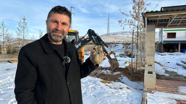 <p>Yazıcıoğlu ve uzmanlar, taşın incelenmesi için devletten ve ilgili uzmanlardan destek beklediklerini belirtirken, taşın formunun korunması ve içeriğinin ortaya çıkarılması sürecinin hassasiyet gerektirdiğini kaydettiler.</p>