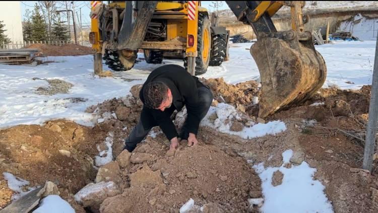 <p>Bayburt merkez’de yaşayan Mustafa Yazıcıoğlu, kendi arazisinde su arama çalışmaları sırasında kepçeyle kazı yaptığı esnada, toprağın içinden ağır ve renkli bir taş benzeri cisim fark etti. </p>