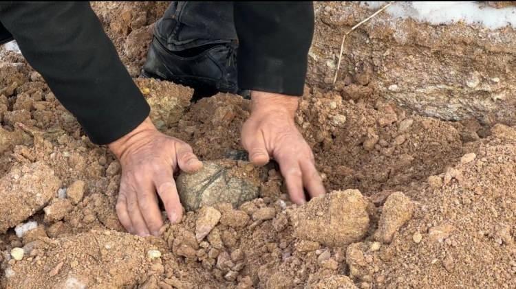 <p>Ayrıca, Maden, taşın göktaşı yada fosil olma ihtimaline işaret ederek, bölgenin madenler açısından geçmişe yönelik önemli bir keşif olabileceğini ifade etti.” diye konuştu.</p>