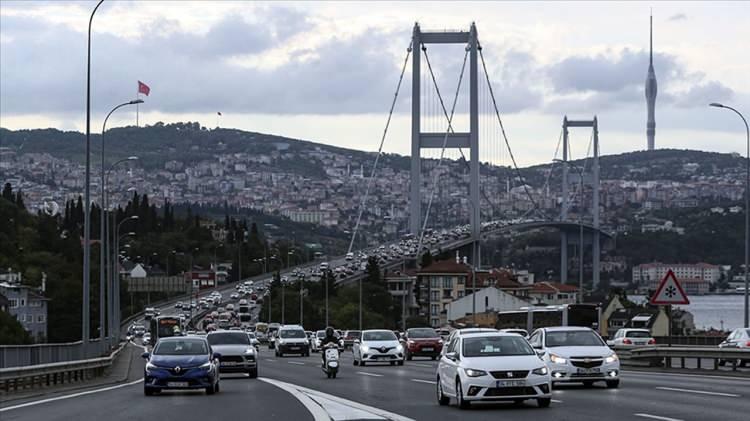 <p>Otomobiller için 15 Temmuz Şehitler Köprüsü ve Fatih Sultan Mehmet Köprüsü'nde en düşük geçiş ücreti 15 TL</p>