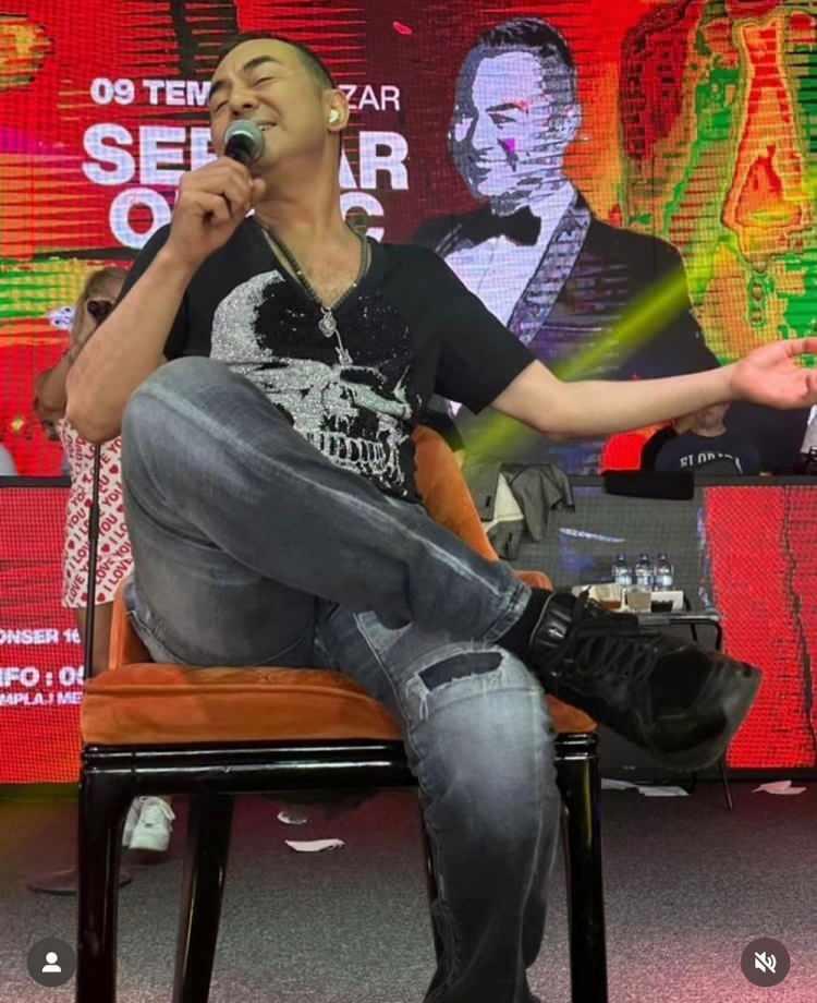 <p>İnsan sadece mesleğinden kazanır. En iyi evlerde oturdum en iyi arabalara bindim. Her şeyin en lüksünü yaşadım. Öyle bir hayat yok.”</p>
