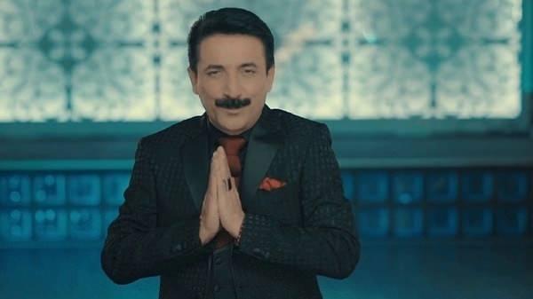 <p><span style="color:#FF0000"><strong>"MÜZİĞİ BIRAKACAKSIN DEDİ KABUL ETTİM"</strong></span></p>
<p><span style="color:#000000"><strong>Eşiyle evlenmek için kayınpederinin kendisine bir şart koştuğunu da söyleyen Doğan, "Ancak bir şart kodular: 'Şarkı söylemeyeceksin, söylersen olmaz' dediler. Tereddüt etmeden eşimi tercih ettim ve müziği bıraktım. Ancak bu süreç kısa sürdü. Askerde çok iyi müzisyenlerle çalıştım, bu bana çok şey kattı. Askerden dönünce kayınpederimden izin istedim. O da izin verdi ve ekibimi kurarak Latif Doğan oldum" dedi.</strong></span></p>