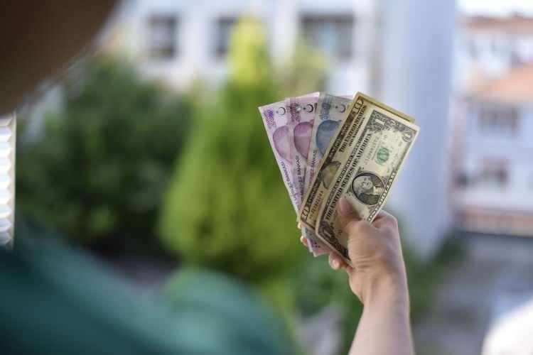 <p>* 2023 yılı TÜFE: % 65.39</p>
<p>* 6 aylık enflasyon: % 38.08</p>
<p>* SSK ve Bağ-Kur emeklisi zammı: % 38.08</p>
<p>* Memur ve emeklisi enflasyon farkı: % 30.26</p>
<p>* Memur ve emeklisi zam oranı: % 49.80</p>
<p>* En düşük memur maaşı: 32.981,47 TL</p>
<p>* En düşük memur emeklisi maaşı: 14.795,84 T</p>