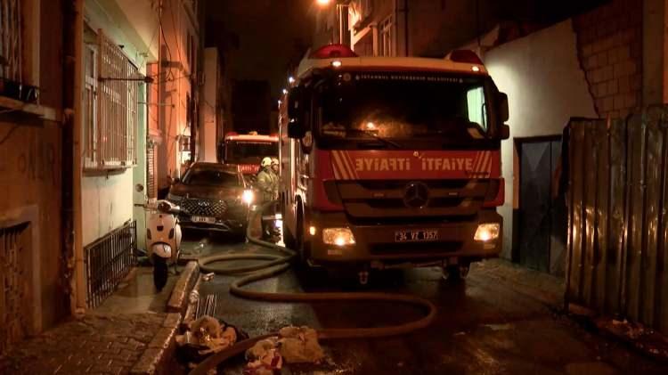 <p>3 katlı ahşap binanın çatısından alevlerin yükseldiğini görenler durumu itfaiye, polis ve sağlık ekiplerine haber verdi</p>
