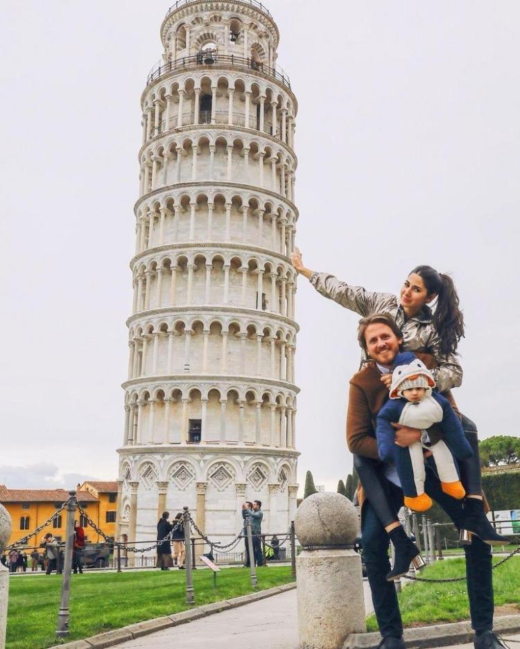 <p>Pisa Kulesi, Pisa Katedrali’nin Piazza del Duomo’sunda bulunan 57 metre yüksekliğindeki çan kulesidir. Pisa Kulesi’nin fotoğraflarda görülen eğimli duruşu optik bir yanılsama değildir.</p>