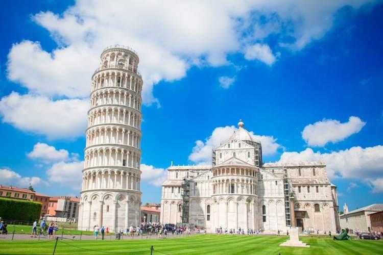 <p>Kulenin bu eğimi yüzyıllardır bir sorun kaynağı oluyor. Pisa Kulesi’nin inşası MS 1173’te başladı. Sadece beş yıllık inşaat çalışmasının ardından, Pisa’nın bataklık benzeri toprağı yavaş yavaş güney tarafının temellerini yutmaya başladı ve eğime neden oldu.</p>