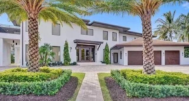 <p><strong>10.500 metrekarelik mülk, Fort Lauderdale'in kuzeyindeki yüzen mahallelerden biri olan Bay Colony'deki güvenlikli sitenin içinde yer alıyor.</strong></p>