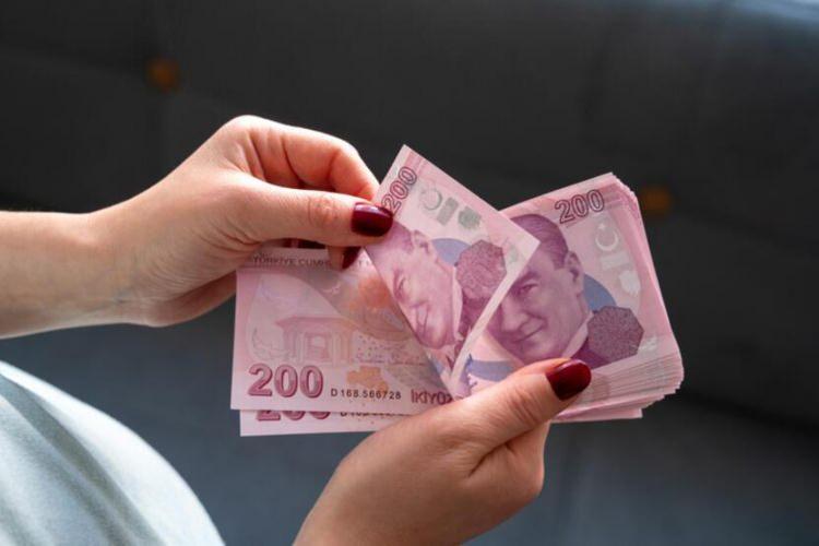 <p>Örneğin kök maaşı 6000 TL olan bir emeklinin maaşına önce yüzde 4'lük ek ödeme ekleniyor. Kabaca 6240 TL olan bu tutara 1260 TL de Hazine desteği geliyor ve ödeme 7500 TL olarak yapılıyor.</p>
