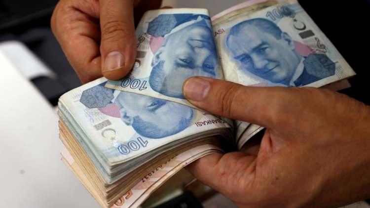 <p>Yüzde 38'lik 6 aylık enflasyon beklentisine göre değerlendirildiğinde asgari ücret yüzde 49,11 zam alarak Başkan Erdoğan'ın son dokunuşuyla yüzde 11-12 refah payı ile belirlendi.</p>
