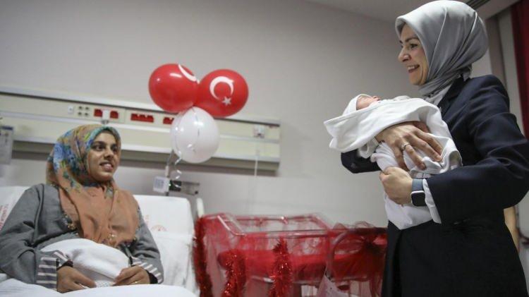 <p>Bakan Göktaş, ardından normal doğumla 3 kilo 350 gram olarak dünyaya gözlerini açan kız bebek `Hatice Kübra`nın annesi Zeynep Cömert`i de ziyaret etti.</p>