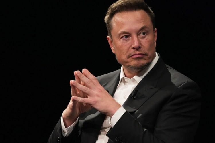 <p><span style="color:#B22222"><strong>D&Uuml;NYANIN EN ZENGİNİ OLAN ELON MUSK SERVETİNİ DAHA DA Y&Uuml;KSELTTİ</strong></span></p>

<p>&nbsp;</p>

<p>Listeye g&ouml;re, 2023 yılında listenin zirvesinde uzay &ccedil;alışmalarından &ccedil;ipe, akıllı ara&ccedil;lardan sosyal medyaya kadar pek &ccedil;ok alanda faaliyet g&ouml;steren ABD'li milyarder Elon Musk yer alıyor.</p>
