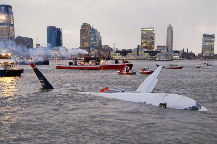 <p>Ocak 2009’da, New York’taki LaGuardia Havalimanı’ndan Charlotte, Kuzey Karolina’ya gitmek üzere havalanan bir US Airways uçağı, kalkıştan hemen sonra bir kaz sürüsüne çarparak devre dışı kaldı.</p>