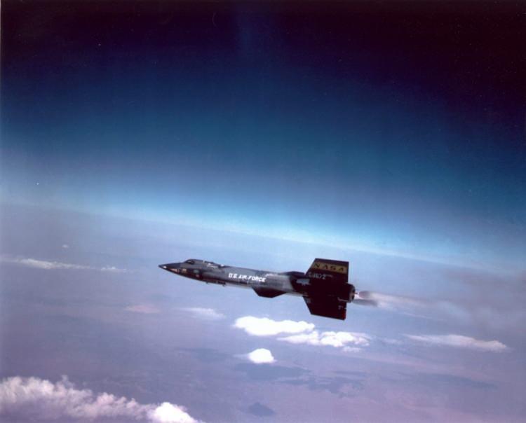 <p>Modern jetler, yenilikçi malzemeler, aerodinamik tasarımlar ve kuvvetli motorlar sayesinde, birkaç on yıl önce imkansız gibi görünen hızlara erişebiliyor.</p>