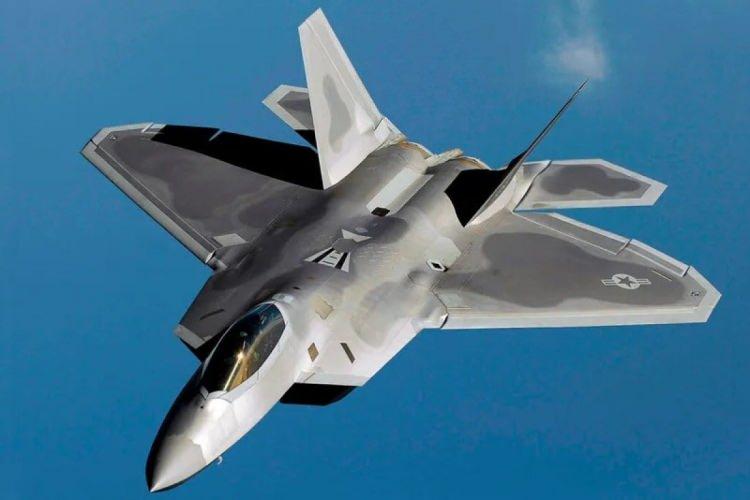 <p><span style="color:#B22222"><strong>10) F-22 RAPTOR</strong></span></p>
<p> </p>
<p>Gizlilik yetenekleri o kadar gelişmiştir ki F-22'nin ABD dışında kimseye satılmasına izin verilmemektedir. Bununla birlikte, hızına ve gizliliğine rağmen, daha yavaş ama çok yönlü F-35 Lightning II jeti tarafından gölgede bırakılmış ve yerini almıştır.</p>