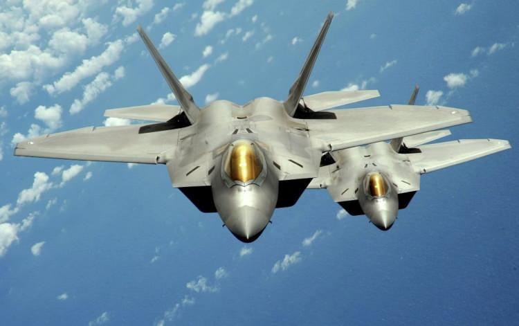 <p>F-22'nin üretimi sadece 187 uçak üretildikten sonra sona erdi ve bu da onu gökyüzünde nispeten nadir bir manzara haline getirdi.</p>
<p> </p>
<p><strong>Bu tek kişilik hayalet avcı uçağı, Mach 2.25 azami hızı ve uzun menzilli seyir kabiliyetiyle korkutucu bir silahtır.</strong></p>