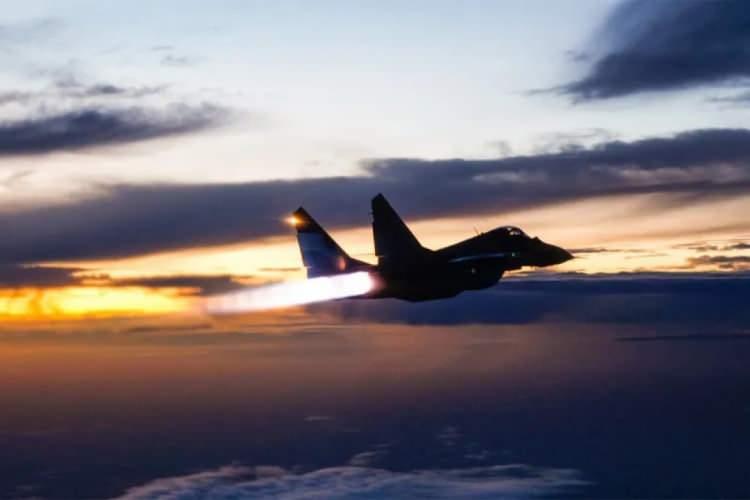 <p>Bu jet çok iyi inşa edilmiş ve sağlamdır, en zorlu pistlerde kalkış ve inişe dayanabilir.</p>
<p> </p>
<p>Sürekli bir yükseltme programıyla, halen dünya çapında birçok ülke tarafından kullanılmaktadır.</p>