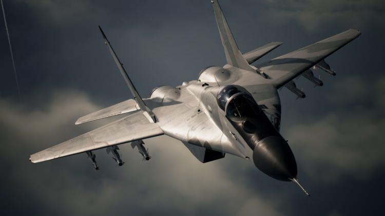 <p><strong><span style="color:#B22222">9. MIG-29 FULCRUM</span></strong></p>
<p> </p>
<p>MiG-29, SSCB tarafından Soğuk Savaş sırasında F-15 Eagle ile rekabet etmek üzere üretilmiştir. Bir depo yakıtla 1,500 km uçabilen ve havadayken yakıt ikmali yapılabilen hafif bir avcı uçağıdır.</p>
<p> </p>
<p><strong>Aynı zamanda çok hızlıdır - en yüksek hızı Mach 2.3'tür.</strong> Bu hızı ve ünlü çevikliği, yıllar boyunca çok sayıda savaş gördüğü anlamına gelir.</p>
<p> </p>