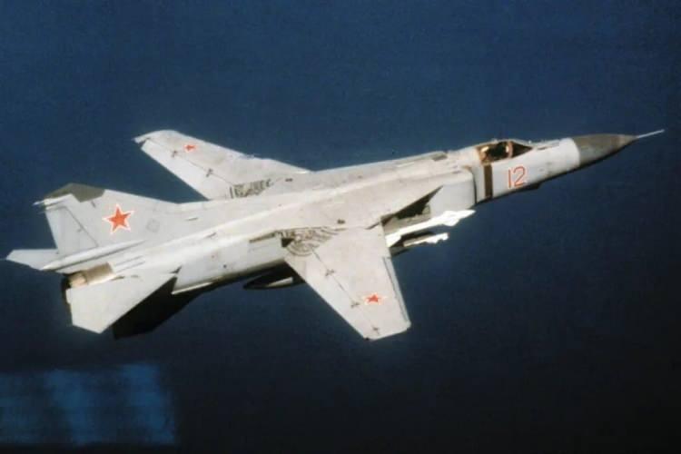 <p><span style="color:#B22222"><strong>7) MIG-23 FLOGGER</strong></span></p>
<p> </p>
<p>MiG-23, değişken süpürme kanadı tasarımı sayesinde listemizdeki en tanınmış jetlerden biridir.</p>
<p> </p>
<p>Bu aynı zamanda onu uçuşta çok hafif ve çevik yapar ve it dalaşı durumları için mükemmeldir.<strong> Mach 2.35'lik maksimum hızı da onu geçmenin zor olacağı anlamına gelir.</strong></p>