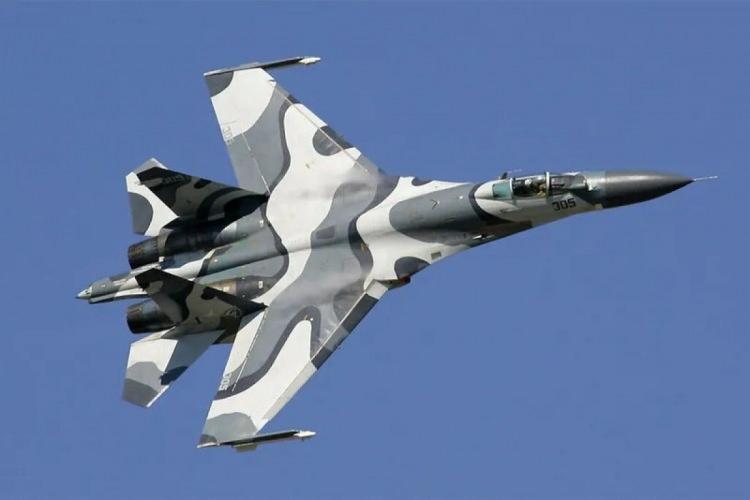 <p><span style="color:#B22222"><strong>6) SUKHOI SU-27 FLANKER</strong></span></p>
<p> </p>
<p>Çok yönlü Sukhoi Su-27 jetinin azami hızı Mach 2.35'tir, yani ilk 5'e girmeyi kıl payı kaçırmıştır. Ancak bu jet sadece hızdan ibaret değil.</p>
<p> </p>
<p>Aynı zamanda etkileyici bir menzile ve uçuş sırasında iyi manevra kabiliyetine sahiptir, bu da yıllar boyunca birçok farklı görevde yer aldığı anlamına gelir.</p>