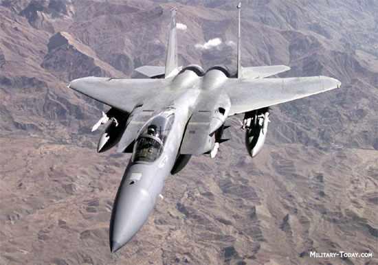 <p>Düşük ağırlığı ve yüksek kanat alanı sayesinde F-15 inanılmaz derecede çeviktir - hiç hız kaybetmeden dar dönüşler yapabilir.</p>
<p> </p>
<p>Bu da onu it dalaşı durumları için ideal kılmanın yanı sıra dünyanın dört bir yanındaki hava gösterilerinde popüler bir cazibe merkezi haline getirmektedir.</p>