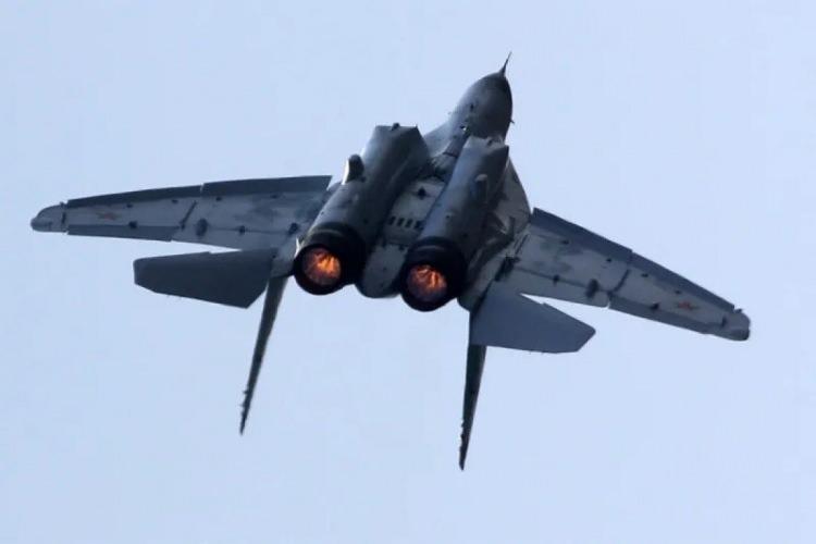 <p><span style="color:#B22222"><strong>4) MIG-31 FOXHOUND</strong></span></p>
<p> </p>
<p>MiG-31, bugün hâlâ kullanımda olan en eski jetlerden biridir. Alçak irtifalarda uçması zor olan MiG-25'in daha kullanıcı dostu bir versiyonu olarak tasarlanmıştır.</p>
<p> </p>
<p>Buna karşılık, MiG-31 bu yüksekliklerde çok kararlıdır ve aynı zamanda yüksek irtifalarda da aynı derecede başarılıdır.</p>