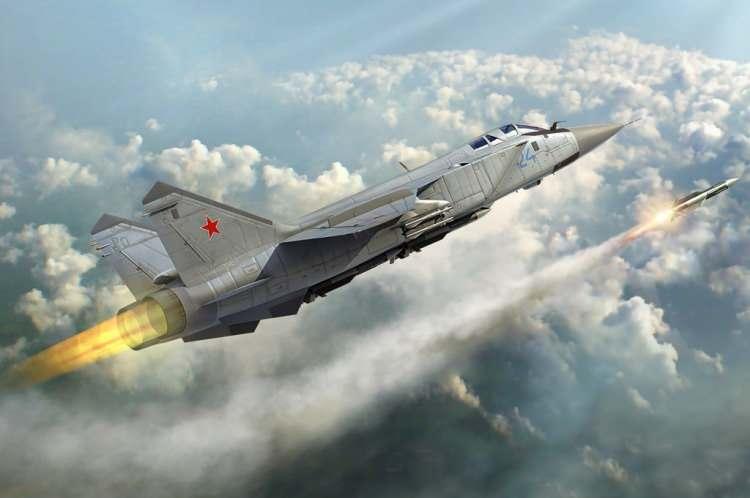 <p>Tasarımı nedeniyle, listemizdeki diğer birçok jet kadar çevik değildir ve radarda tespit edilmesi kolaydır.</p>

<p> </p>

<p>Bununla birlikte, birçok uzun menzilli füze de dahil olmak üzere korkutucu bir cephanelikle donatılmıştır. <strong>Ve Mach 2.83'lük azami hızıyla etkileyici bir jettir.</strong></p>
