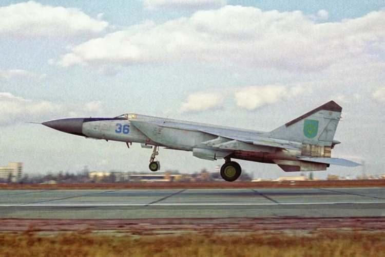 <p><span style="color:#B22222"><strong>3) MIG-25 FOXBAT</strong></span></p>
<p> </p>
<p>Şaşırtıcı bir şekilde, en yeni versiyonları bile oldukça eski olmasına rağmen bazı ülkelerde hala hizmet vermektedir.</p>