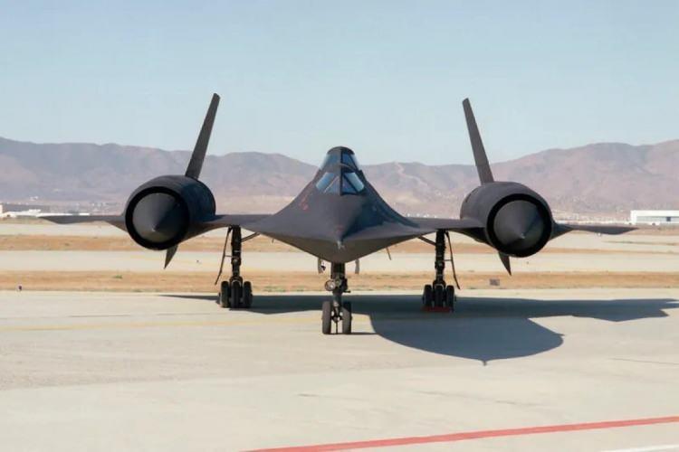 <p>1966'da tanıtıldığında, Mach 3.3 azami hızıyla teknolojik açıdan son derece gelişmişti. Soğuk Savaş boyunca keşif görevleri sırasında yüksek irtifalarda uçmak üzere geliştirilmiştir.</p>
<p> </p>
<p><strong>Yaklaşık 26 km yükseklikte bir uçak tarafından gerçekleştirilen en yüksek sürekli uçuş rekorunu 1976 yılında kırmıştır.</strong></p>