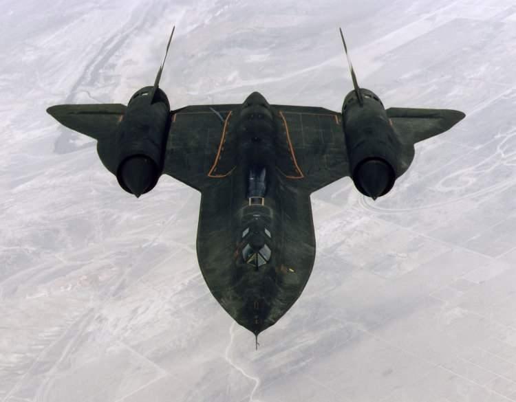 <p><span style="color:#B22222"><strong>2) LOCKHEED SR-71 BLACKBIRD</strong></span></p>

<p> </p>

<p>'Blackbird' olarak bilinen SR-71, 1999'dan beri gökyüzünde görülmüyor, ancak hala şimdiye kadar yapılmış en hızlı ikinci jet.</p>

<p> </p>

<p><strong>O kadar hızlıydı ki, kendisine karşı herhangi bir füze fırlatılsa, onları geride bırakabilirdi.</strong></p>
