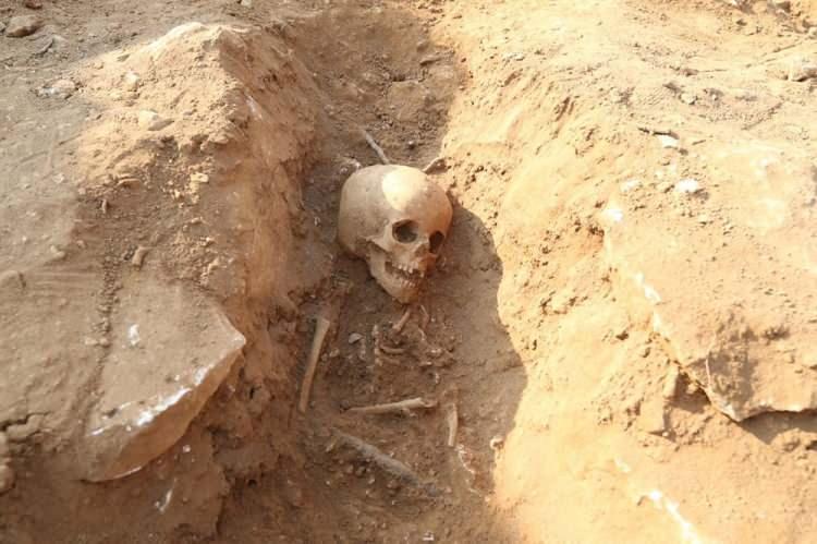 <p><strong>Diyarbakır'ın Kulp ilçesinde yapılan arkeolojik kazıda, sıradışı bir olayla karşı karşıya kalındı. Eski bir taş ocağı olduğu bilinen alanda 54 çocuğun gömülü olduğu mezarlık gün yüzüne çıkarıldı. 0-6 yaş arası olduğu bilinen çocuk kemikleri incelenmek üzere müzeye götürdü.</strong></p>
