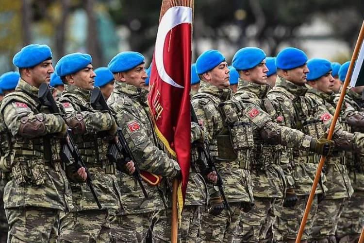 <p>Halkla ilişkilere bağımlılıkları nedeniyle gözleri kör olan hükümetimiz yetkilileri, Yunanistan'ın güvenliğine yönelik asıl tehdidin bir müttefikten geldiğini rahatlıkla unutmuş görünüyorlar.</p>
<p> </p>