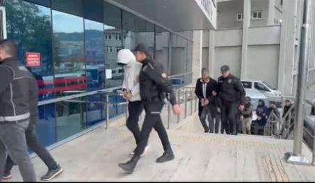 <p>İddianamede binlerce lira para transferi olduğu görülen hesaplarda genellikle ‘kira’ veya ‘borç’ ifadelerinin yer aldığı belirtildi. Örgütün mali sorumlusu olduğu değerlendirilen Batuhan Yıldırım’ın kendine ait başka banka hesabıyla 2 bin 147 tane, ağırlıklı olarak işlem yapılan başka üyelere ait hesaplarla da toplamda 3 bin 65 kez para transferi yapıldığı tespit edildi. Ayrıca Yıldırım’ın kendi hesabına para gönderdikten sonra Emircan İleri’ye ‘attım’ şeklinde mesaj attığına, hesabın İleri tarafından kullanıldığına iddianamede yer verildi.</p>
