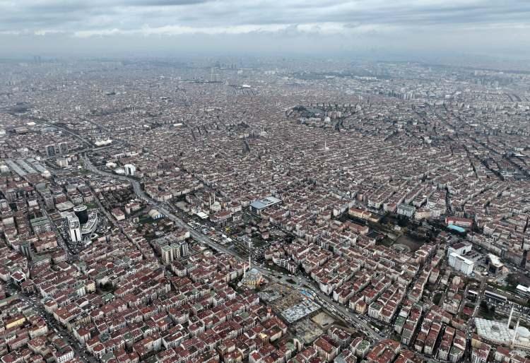 <p>Muhtemel büyük İstanbul depreminde can kaybının çok yüksek olacağını belirterek uyarılarda bulunan Çetintaş, “İstanbul açık bir mezarlık haline gelmiştir. Kentsel dönüşümde en çok dikkat edilmesi gereken husus çok büyük yeşil alan açmak zorundalar. Yukarıdan baktığınızda bu yerlerde yaşanılabilir en küçük bir yeşil alan dahi yoktur. Bir deprem olduğunda bu bölgelere sadece havadan ikmal yapılabilir. O ikmali yapabileceğiniz bölgeler dahi yok. Ana arter yolların en az 10 metre daha genişletilmesi gerekiyor” dedi.</p>
