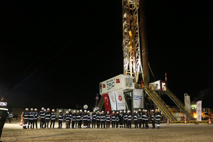 <p><em><strong>Ebette üretimin daha da artmasını bekliyoruz.  İlk etapta 10 milyon metreküp, ondan sonra da günlük 40 milyon metreküpe çıkıp, inşallah Türkiye’de konutların doğal gaz ihtiyacını karşılayabilecek seviyede bir üretime çıkmayı hedefliyoruz. Elbette Türkiye’de doğalgaz sadece evlerde değil sanayide, elektrik üretiminde de kullanıyoruz. Bundan 21 yıl önce sadece 5 ilde doğalgaz vardı, şimdi Şırnak dahil olmak üzere 81 ilde doğal gaz kullanılıyor. 828 yerleşim yerine doğalgaz gitmiş durumda. 2018 yılından beri Şırnak’ta doğalgaz var inşallah Şırnak’ın doğalgaz gitmeyen ilçelerine önümüzdeki süreçte doğalgaz götürmeyi hedefliyoruz.</strong></em></p>
