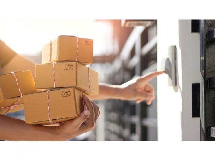 <p><span style="color:#B22222"><strong>KAPIDA CAYMA HAKKI GELİYOR</strong></span></p>
<p>Tüketiciler kapıdan satış olarak bilinen iş yeri dışında yapılan sözleşmelerde kısa mesaj, elektronik posta gibi yöntemlerle cayma hakkını kullanabilecek.</p>