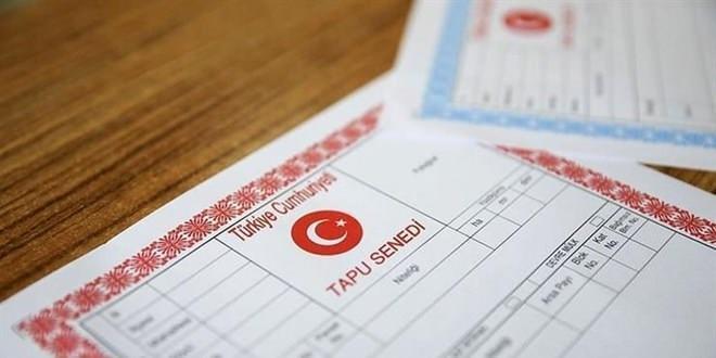 <p><span style="color:#B22222"><strong>TAPUDA ÇİPLİ KİMLİK ZORUNLULUĞU BAŞLIYOR</strong></span></p>
<p><br />
Yeni yılda tapu müdürlüklerinde eski kimliklerle işlem yapılamayacak. Yurt dışına çıkarken fiziki olarak alınan harç pulunun kullanımı da yeni yılla birlikte sona erecek. Alınmış yurt dışına çıkış harç pulları ise 10 Ocak'a kadar kullanılabilecek.</p>